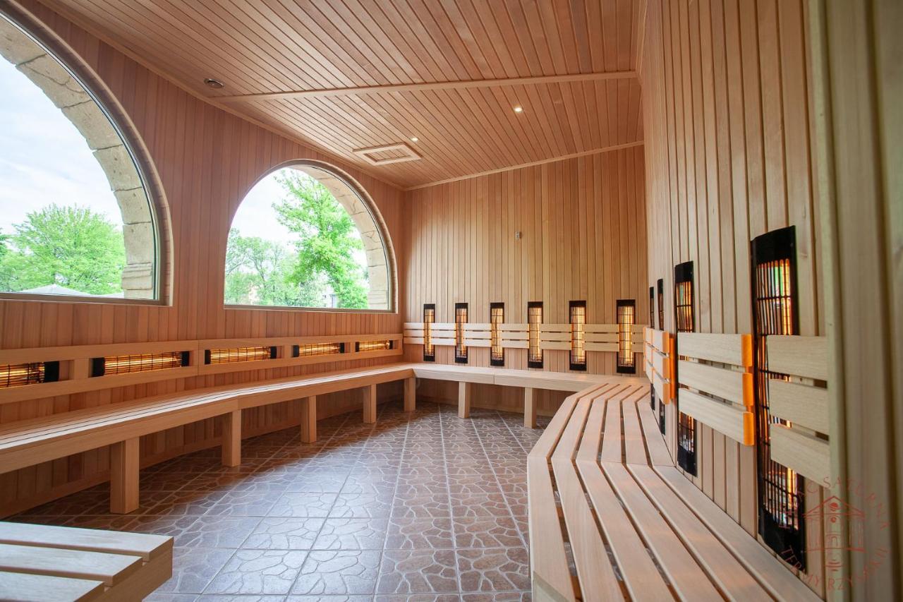 Palac Saturna Czeladz Ngoại thất bức ảnh