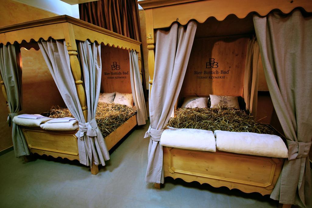 Palac Saturna Czeladz Ngoại thất bức ảnh