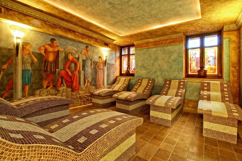 Palac Saturna Czeladz Ngoại thất bức ảnh