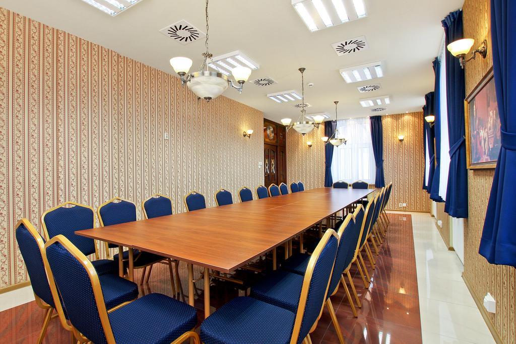 Palac Saturna Czeladz Ngoại thất bức ảnh