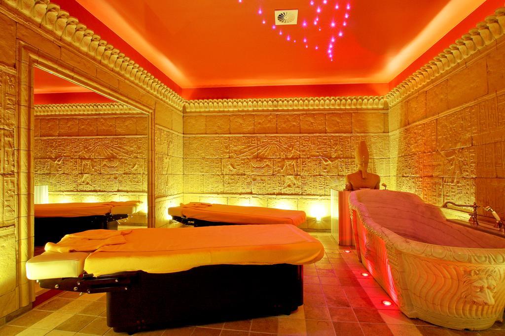 Palac Saturna Czeladz Ngoại thất bức ảnh